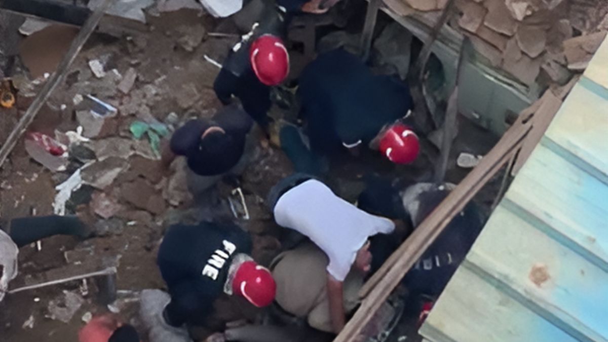 building collapse in uttam nagar rescue operations underway