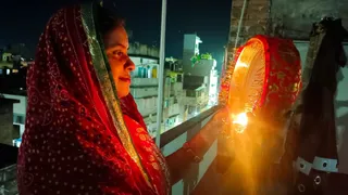 चंद्र दर्शन कर देखा पति का चेहरा, खोला करवा चौथ का व्रत