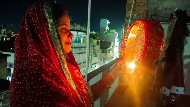 Karva Chauth 2025: चंद्र दर्शन कर देखा पति का चेहरा, महिलाओं ने खोला करवा चौथ का व्रत
