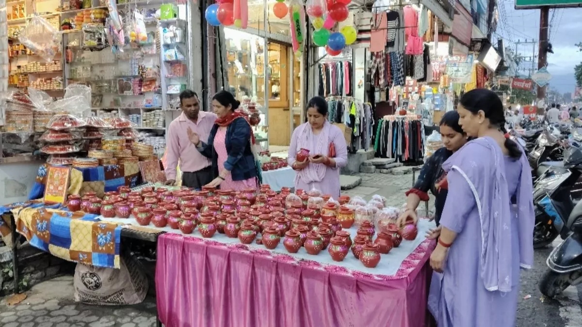 karwa chauth celebrations in delhi markets buzzing with festivities