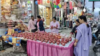 करवा चौथ को लेकर दिल्ली के बाजारों में मची धूम।