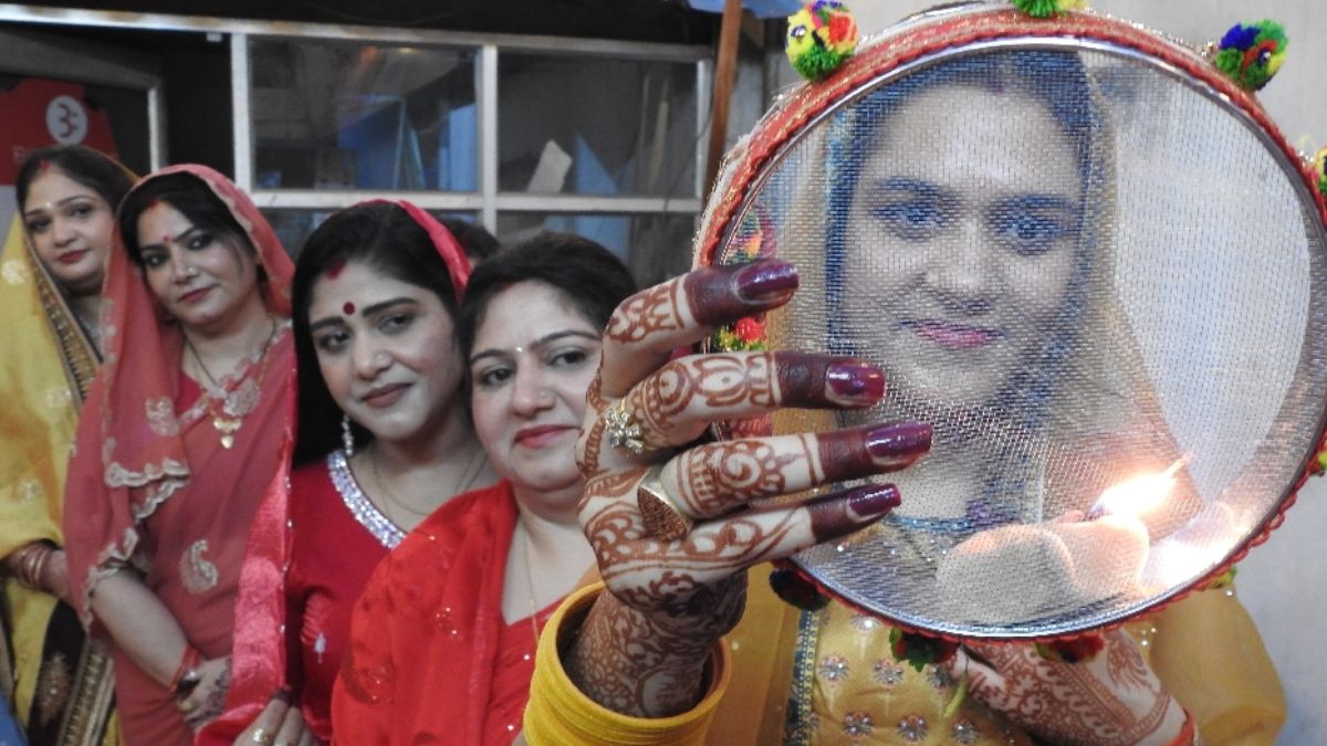 karwa chauth 2025 married women fasting waiting for moonrise