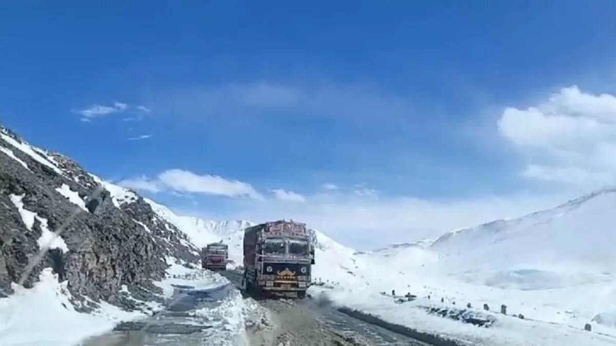 manali leh road reopens 270 truck drivers to be evacuated today