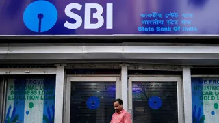 एसबीआई के शेयर 2 फीसदी की तेजी के साथ 880 रुपये पर कारोबार कर रहे हैं।