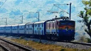 समय पर ट्रेन न चलने से आम लोगों की परेशानियां बढ़ गई है।