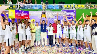 ट्राफी के साथ 50वीं राष्ट्रीय सब जूनियर बास्केटबाल चैंपियन उत्तर प्रदेश की टीम