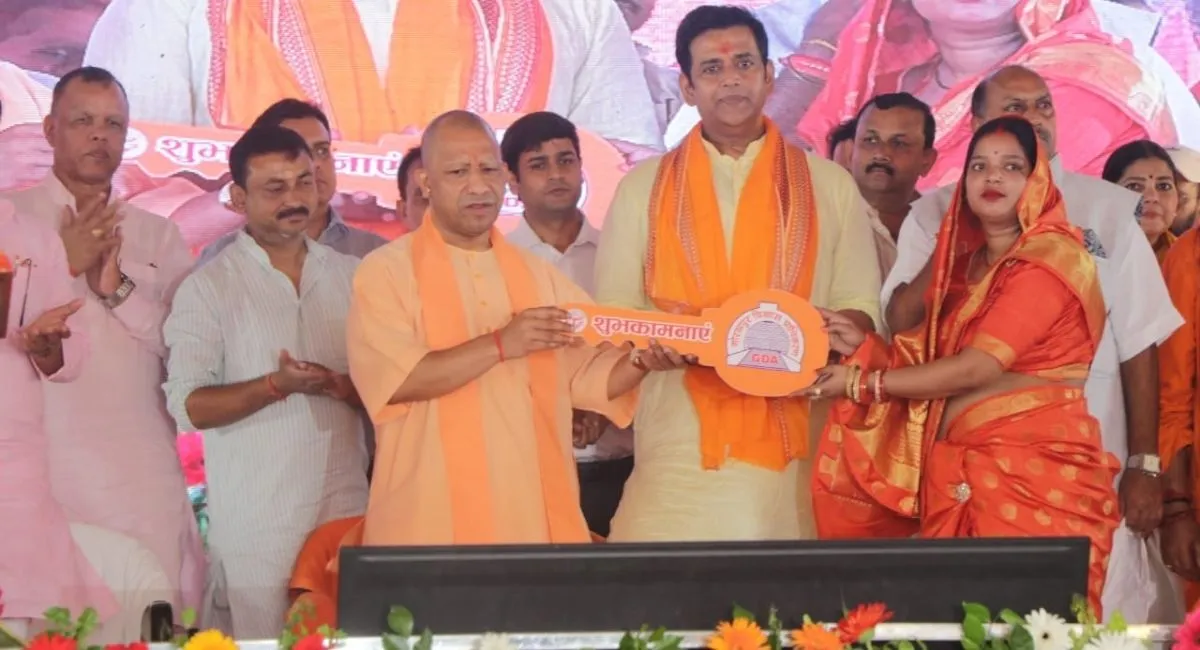 गोरखपुर में सीएम योगी ने आवंटियों को सौंपी चाभी, बोले-हर परिवार के आवास का सपना साकार करेगी सरकार