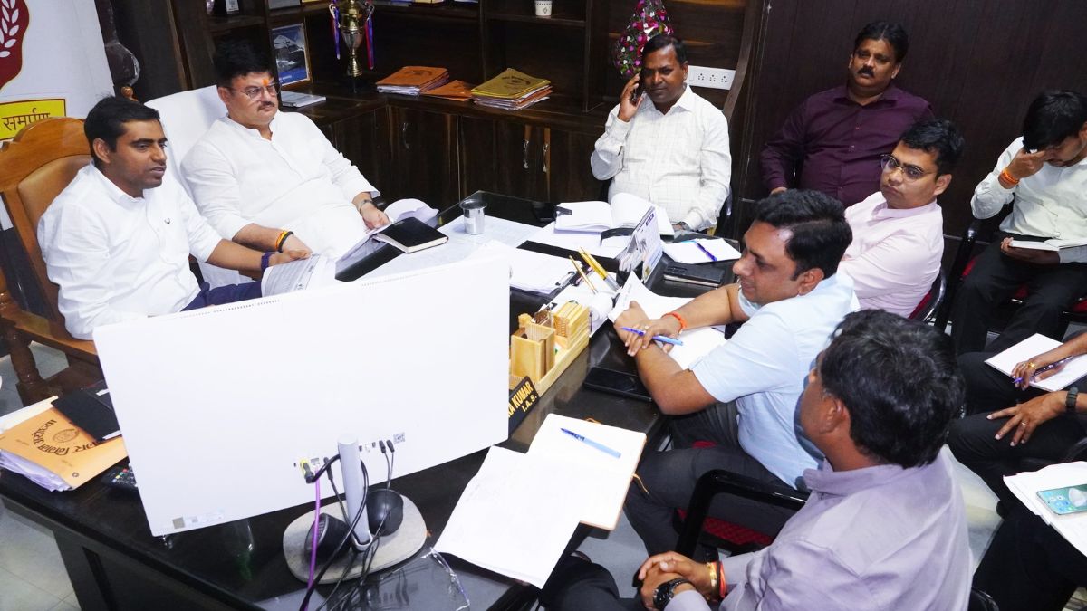 ayodhya deepotsav 2025 city squares to be decorated 792 cleaners for ram ki paidi