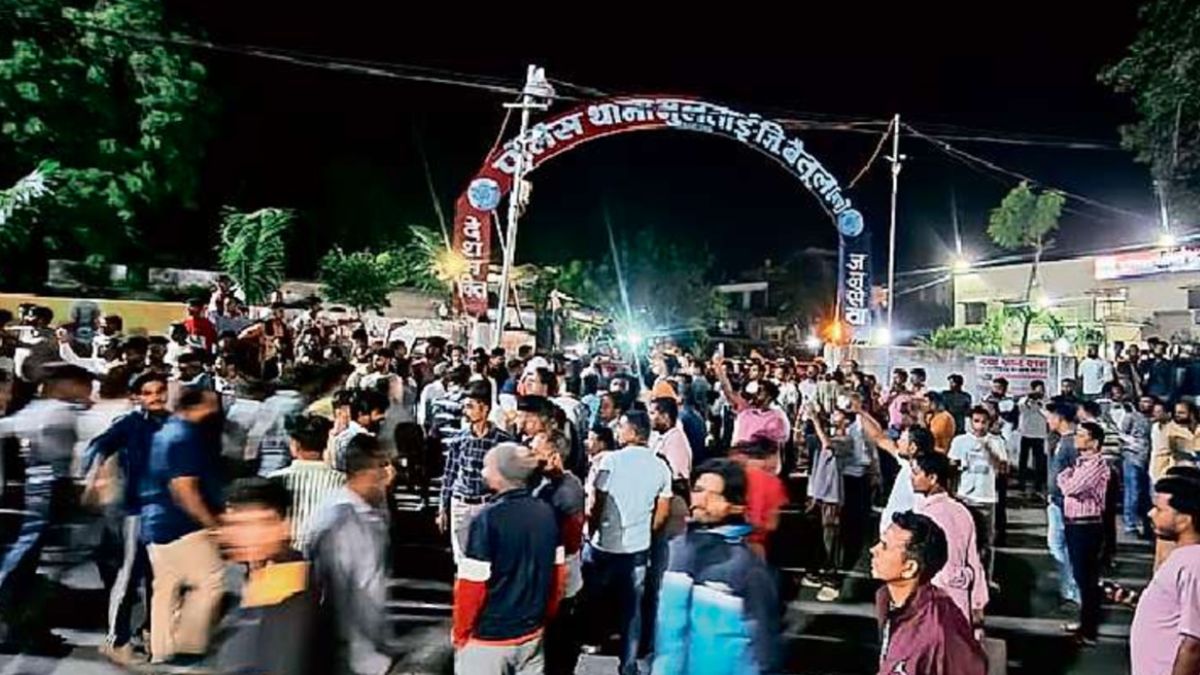 tension in betul after rss activist assault protest at police station