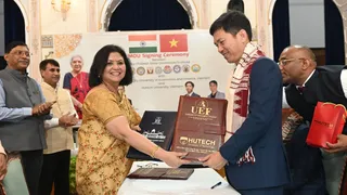 राजभवन में वियतनाम की यूनिवर्सिटी के अध्यक्ष संग एमओयू का आदान-प्रदान करतीं चौधरी चरण सिंह विश्वविद्यालय की कुलपति प्रो. संगीता शुक्ला। सौ. राजभवन