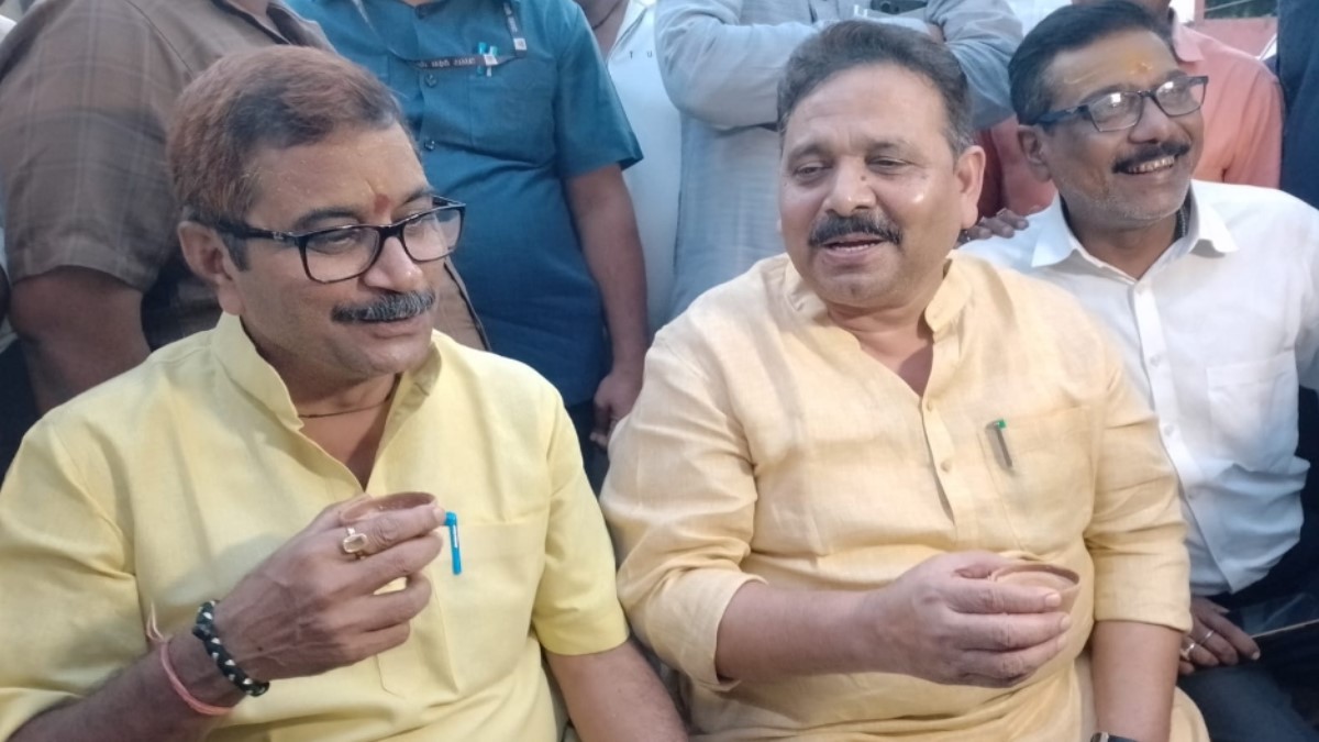 ravindra jaiswal and neelkanth tiwari meet at tea stall deny propaganda in varanasi