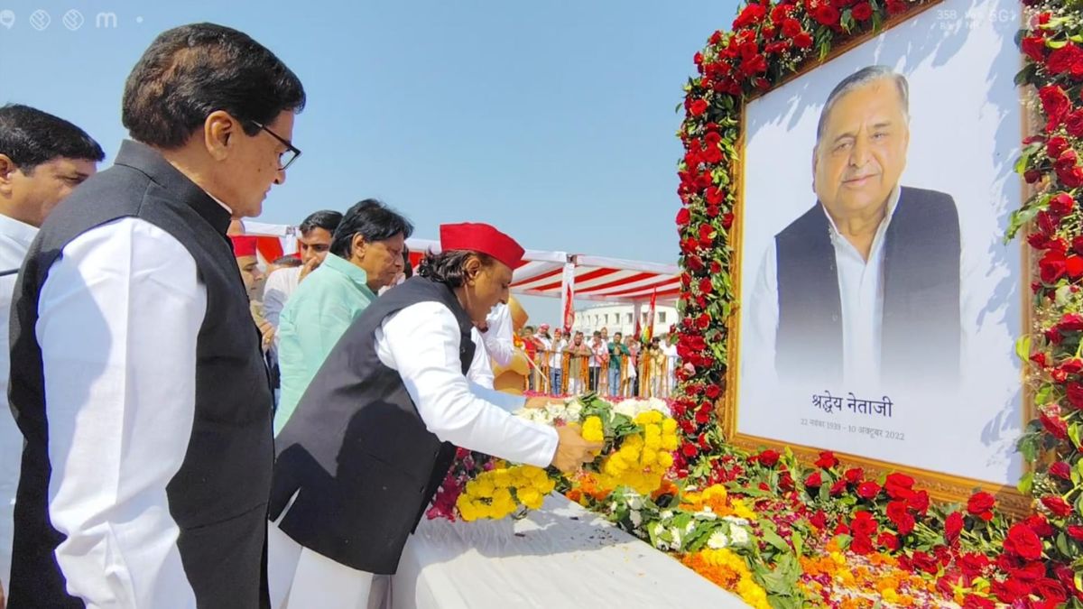 mulayam singh yadav death anniversary akhilesh pays tribute
