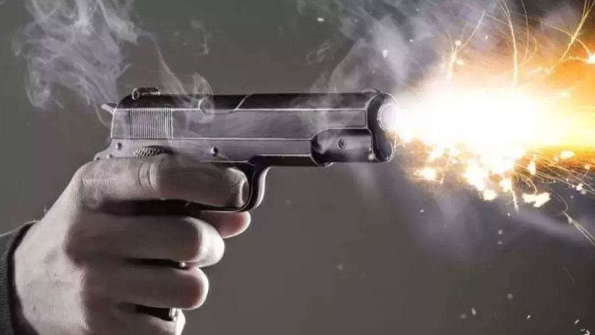 girl refused to give her mobile number and the young man hit her on the head with the butt of a pistol