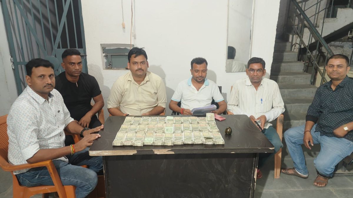 165 lakhs seized at biharjharkhand border delhi man questioned