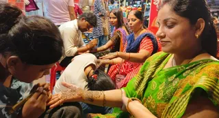 करवाचौथ को लेकर गोलघर में मेंहदी रचाती महिलाएं। जागरण