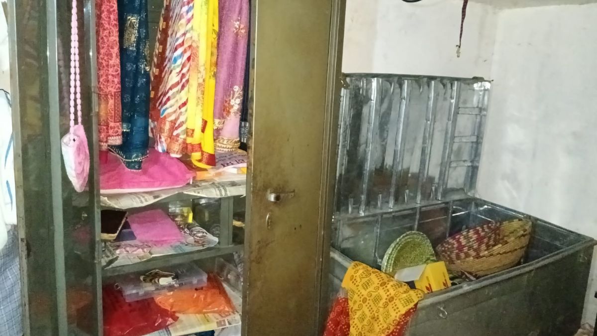 theft burglars break into house steal cash and valuables in raebareli