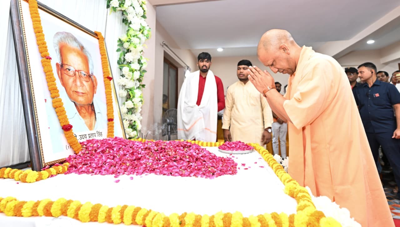 cm yogi adityanath pays tribute to prof up singh in gorakhpur