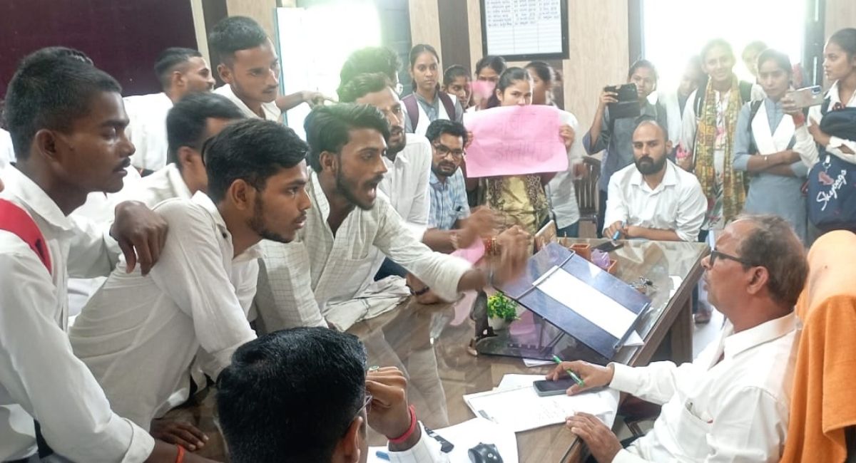 students hold principal hostage at sant vinoba pg college deoria