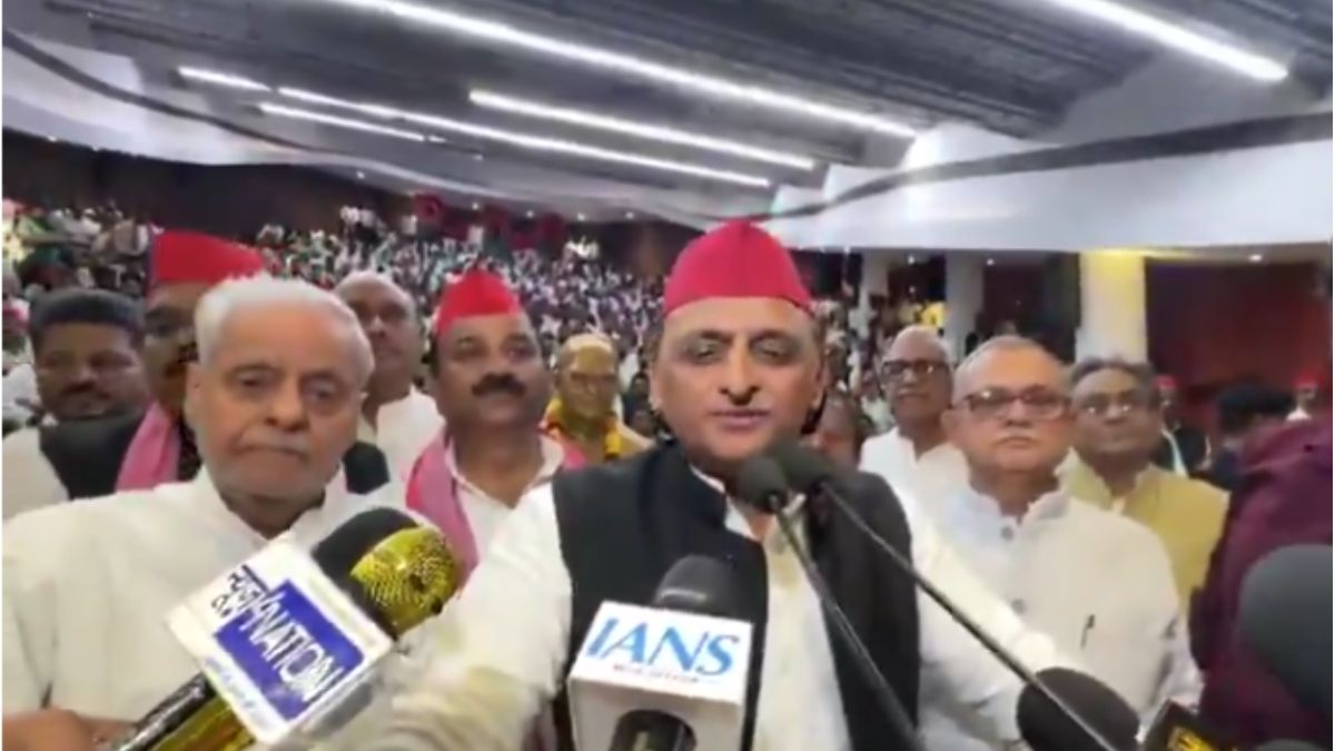 jai prakash narayan on on the birth anniversary of jai prakash narayan samajwadi party president akhilesh yadav says his slogan of sampoorn kranti is still relevant today