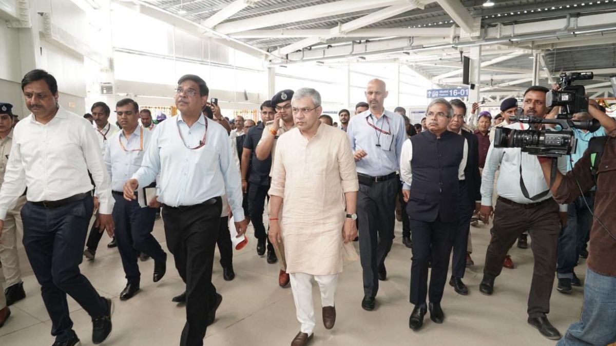 diwalichhath rush rail minister inspects new delhi station holding area