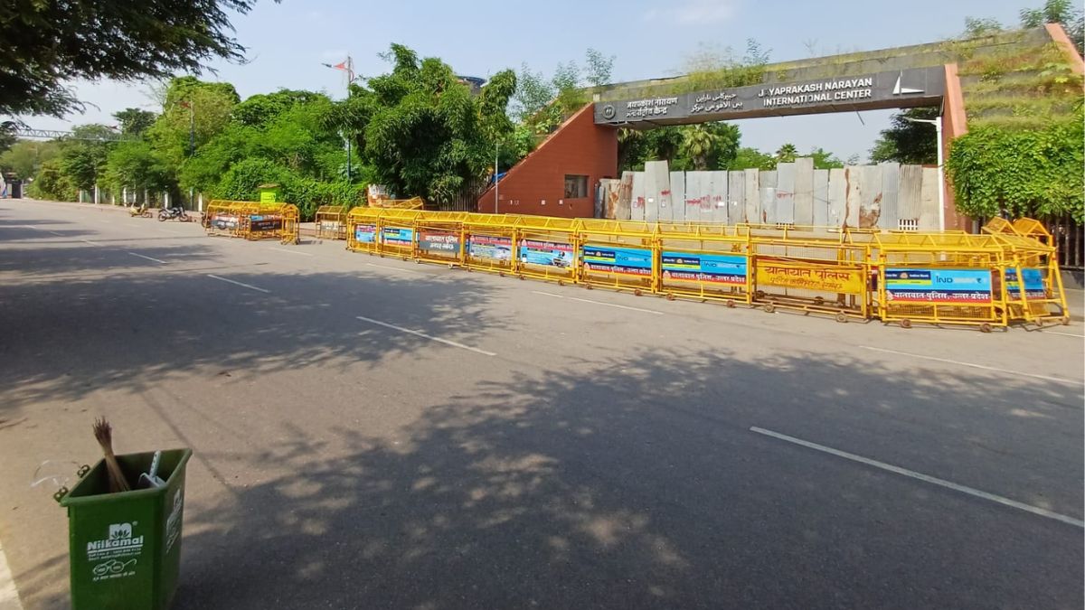 jpnic high security and barricade in front of jpnic lucknow attempt to stop akhilesh yadav from garlanding of statue of jai prakash narayan