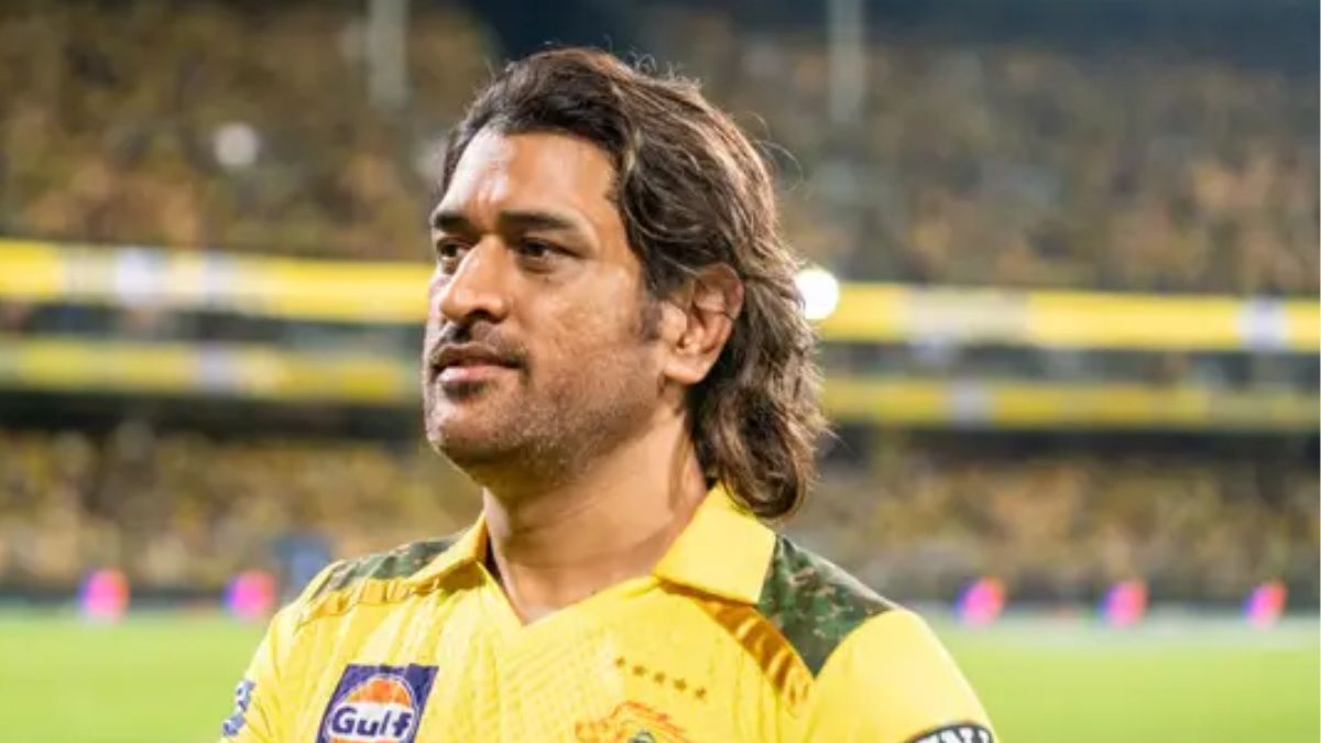 ms dhoni greeted fan who touches his feet velammal cricket stadium in madurai