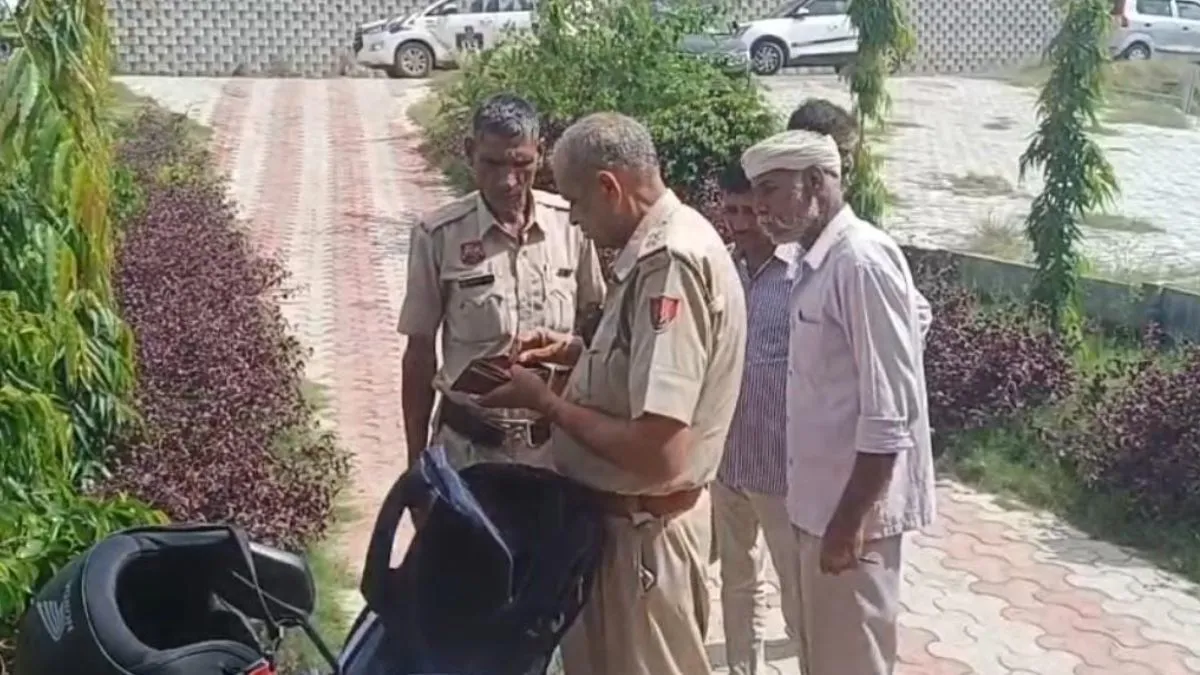 Mahendragarh News: स्कूटी पर बाल्टी से मिले चार कछुए, पुलिस ने वाइल्ड लाइफ विभाग को सौंपे
