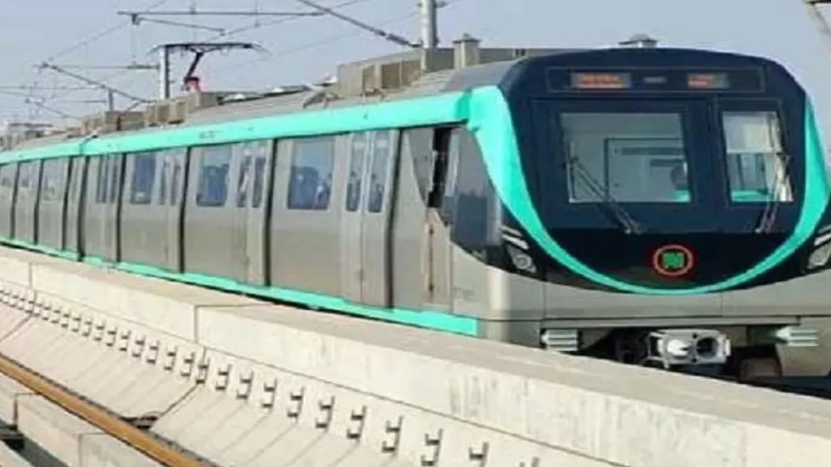 noida metro aqua line technical glitch disrupts service
