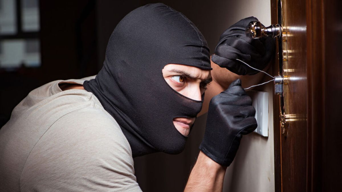 posing as government officials robbed a house in bengaluru seven arrested