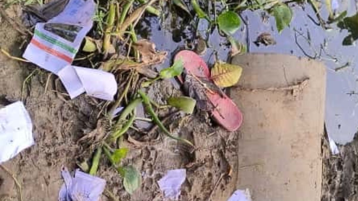 rohtas 400 aadhaar cards found dumped police investigate