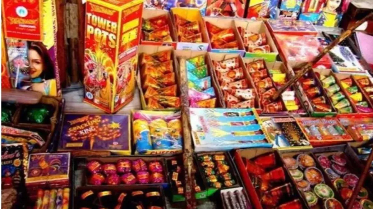 मऊ में बिना लाइसेंस पटाखा बिक्री करने वालों पर होगी सख्त कार्रवाई अवैध भंडारण पर पर भी लगी रोक
