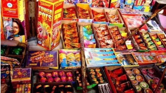 मऊ में बिना लाइसेंस पटाखा बिक्री करने वालों पर होगी सख्त कार्रवाई अवैध भंडारण पर पर भी लगी रोक
