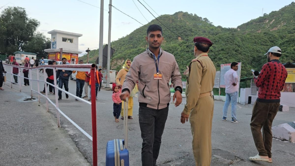 mata vaishno devi yatra devotees brave cold utilize helicopter service