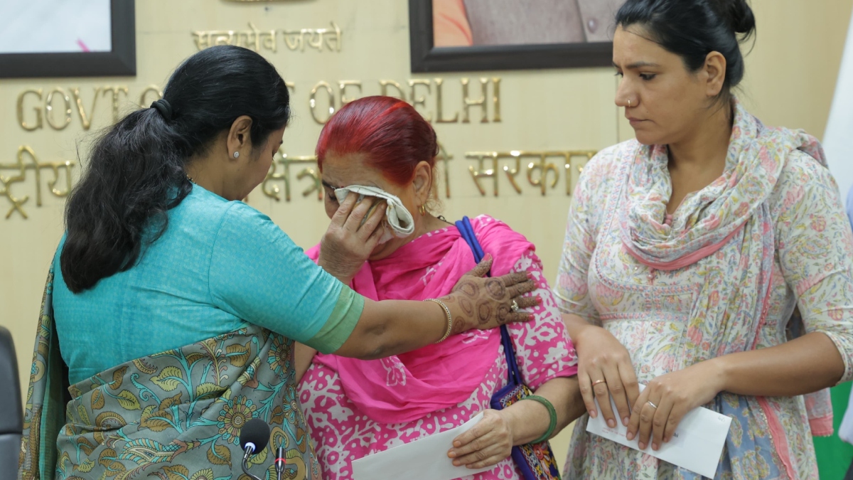 delhi govt compensates covid19 victims families with 1 crore