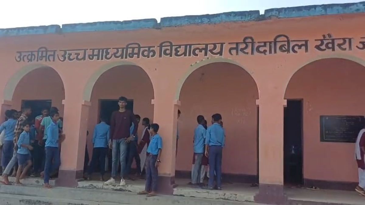 jamui school students protest over alleged illegal fee collection