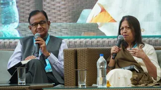 खुशवंत सिंह लिटफेस्ट में संवाद करते पूर्व मंत्री पी चिदंबरम। जागरण