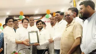 नंगली किठौर गांव नशामुक्त होने के बाद ग्राम प्रधान के बेटे को सर्टिफिकेट देते सांसद अरुण गोविल और अन्य जन प्रतिनिधि। फाइल फोटो