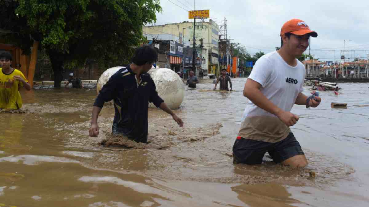 mexico floods many died and missing in landslides house damaged river overflows