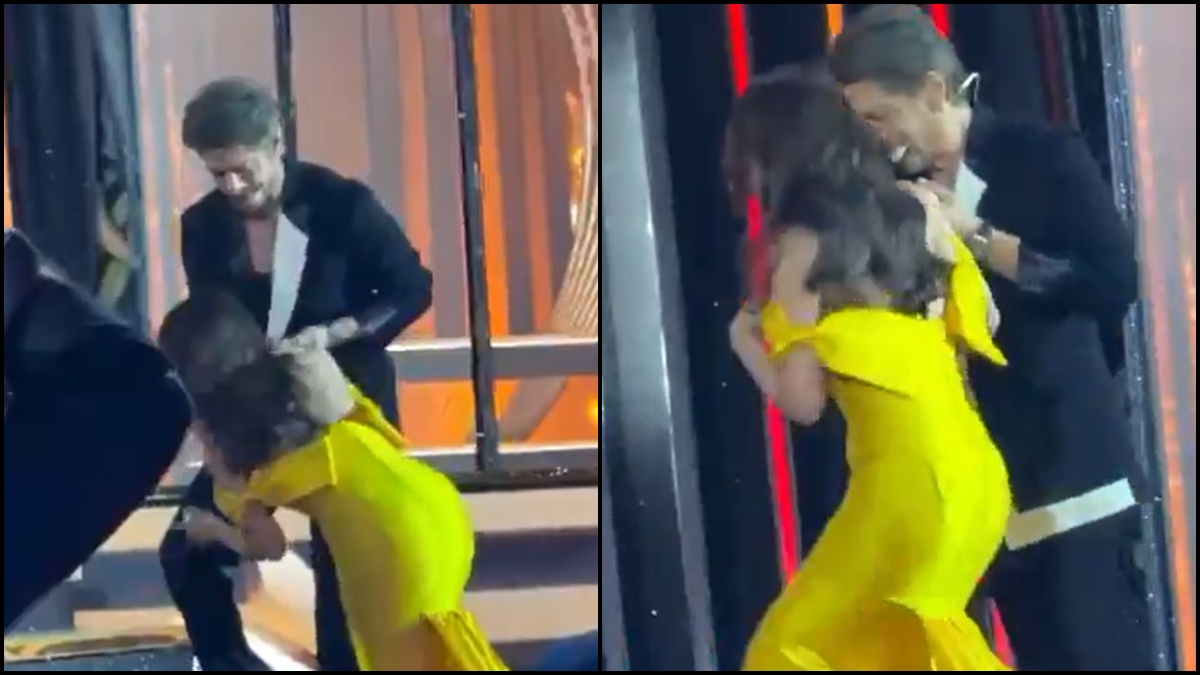 shah rukh khan protect nitanshi goel for falling at filmfare stage video goes viral