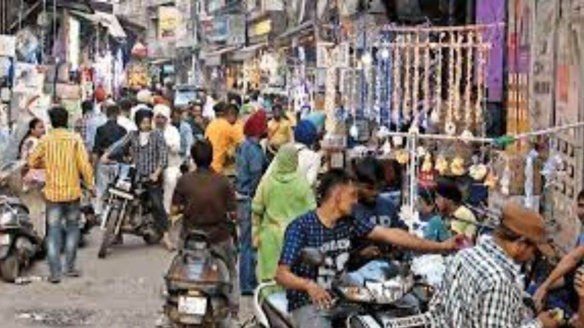 diwali shopping rush causes traffic jams in delhi markets