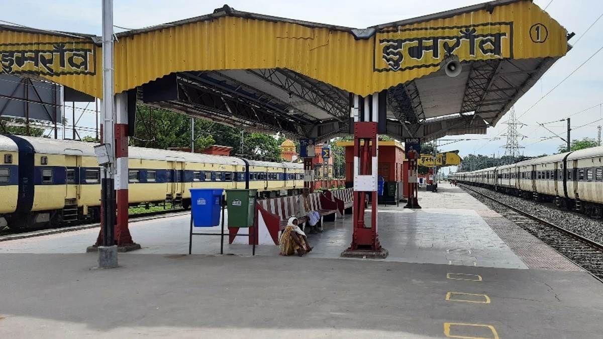 dumraon railway station security lapses one home guard in charge