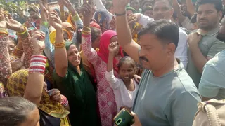 हत्या के बाद आक्रोशित लोगों ने किया थाने में प्रर्दशन।