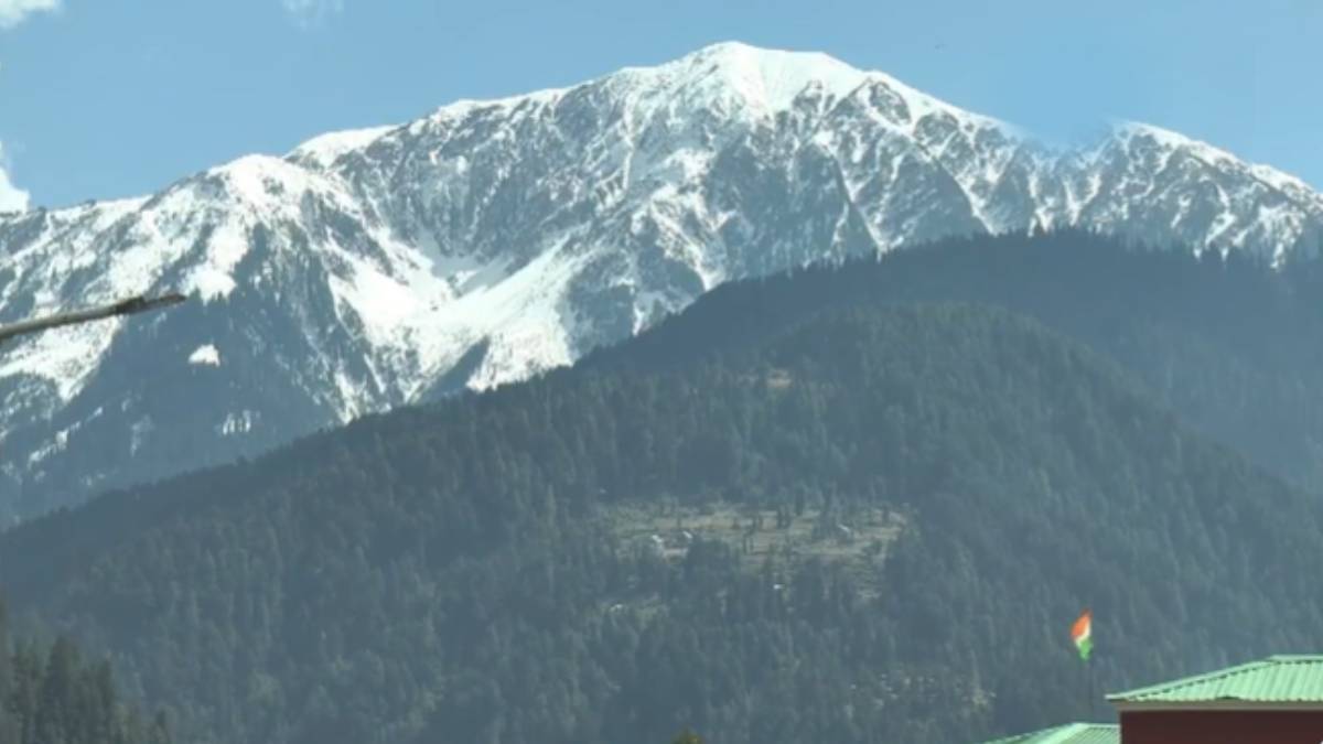 snowfall continues in kashmir mountains turn white by snow check five days weather forecast
