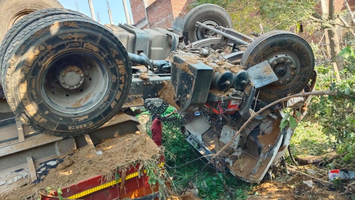 sitapur road accident two dead including bihar helper in truck auto collision