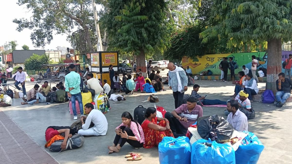festival rush passengers crowd stations to return home
