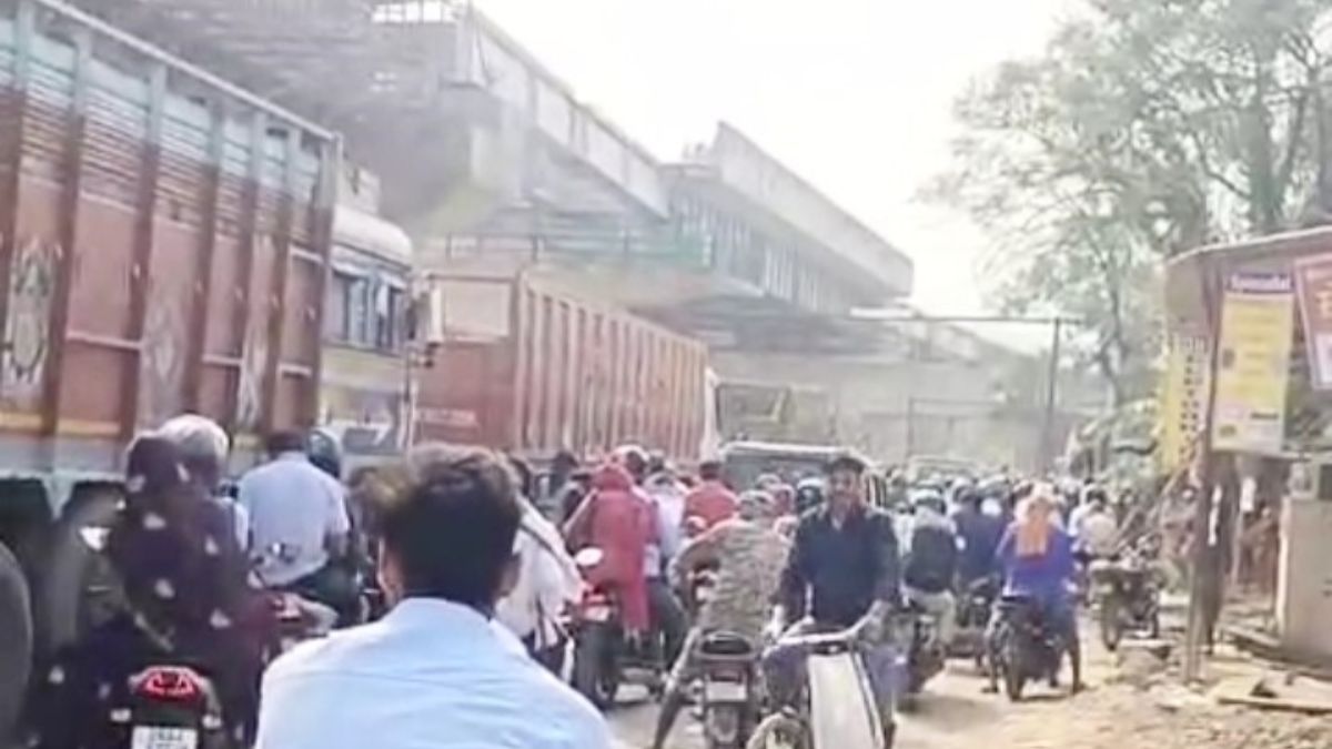 buxar traffic jam trucks cause gridlock school van accident