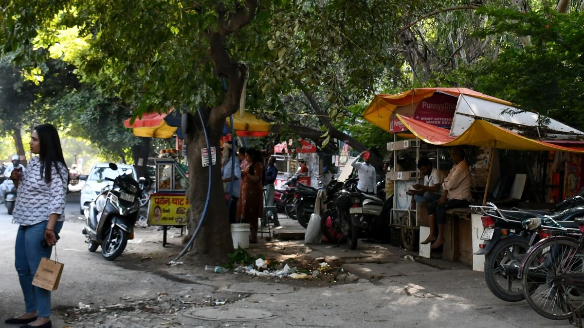 footpath encroachment in delhi pedestrians forced onto roads