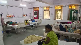प्रयागराज के काल्विन अस्पताल के वार्ड में भर्ती मलेरिया और डेंगू से पीड़ित मरीज। जागरण