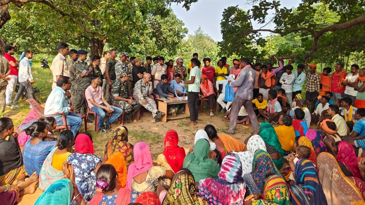 garhwa villagers hold forest officials hostage police intervene