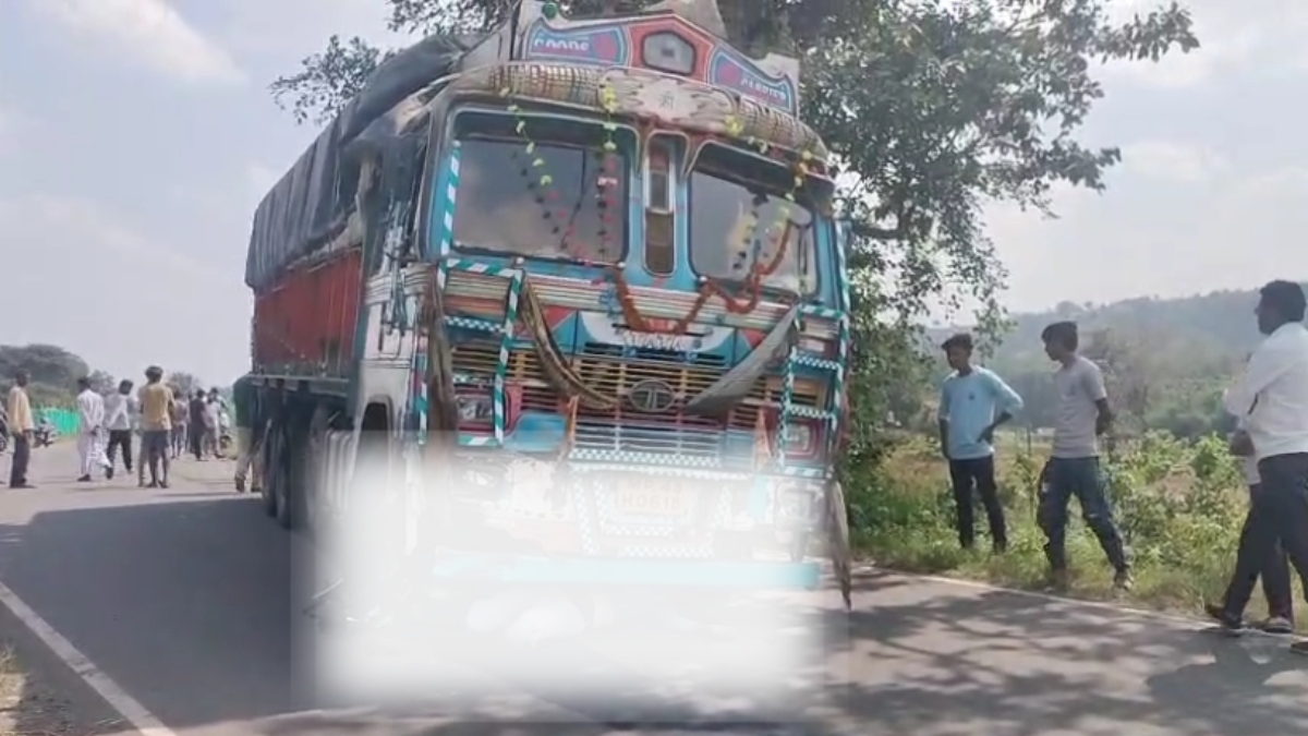 horrific road accident in chhindwara former sarpanch durga prasad yadav died in the incident